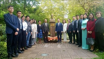 Nhiều hoạt động tri ân, tưởng nhớ Chủ tịch Hồ Chí Minh tại Algeria, Pháp, Liên bang Nga