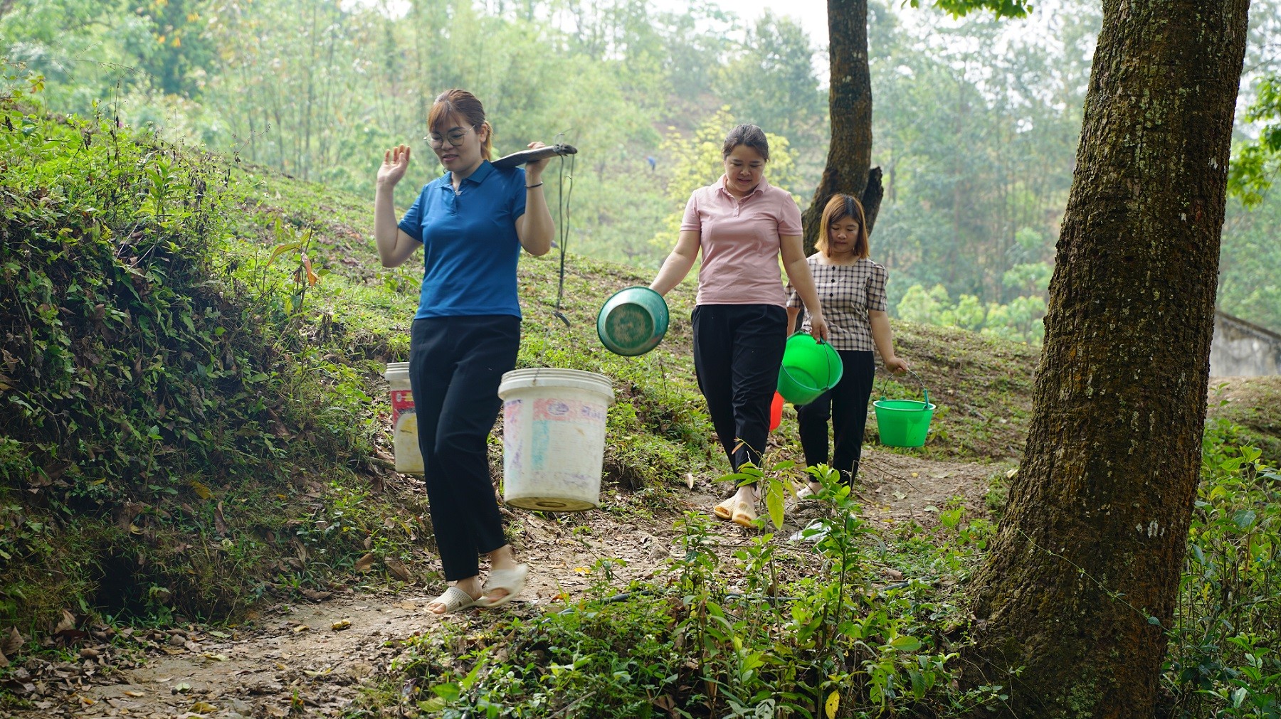 Cô giáo vùng cao nhường thức ăn cho trò nhỏ