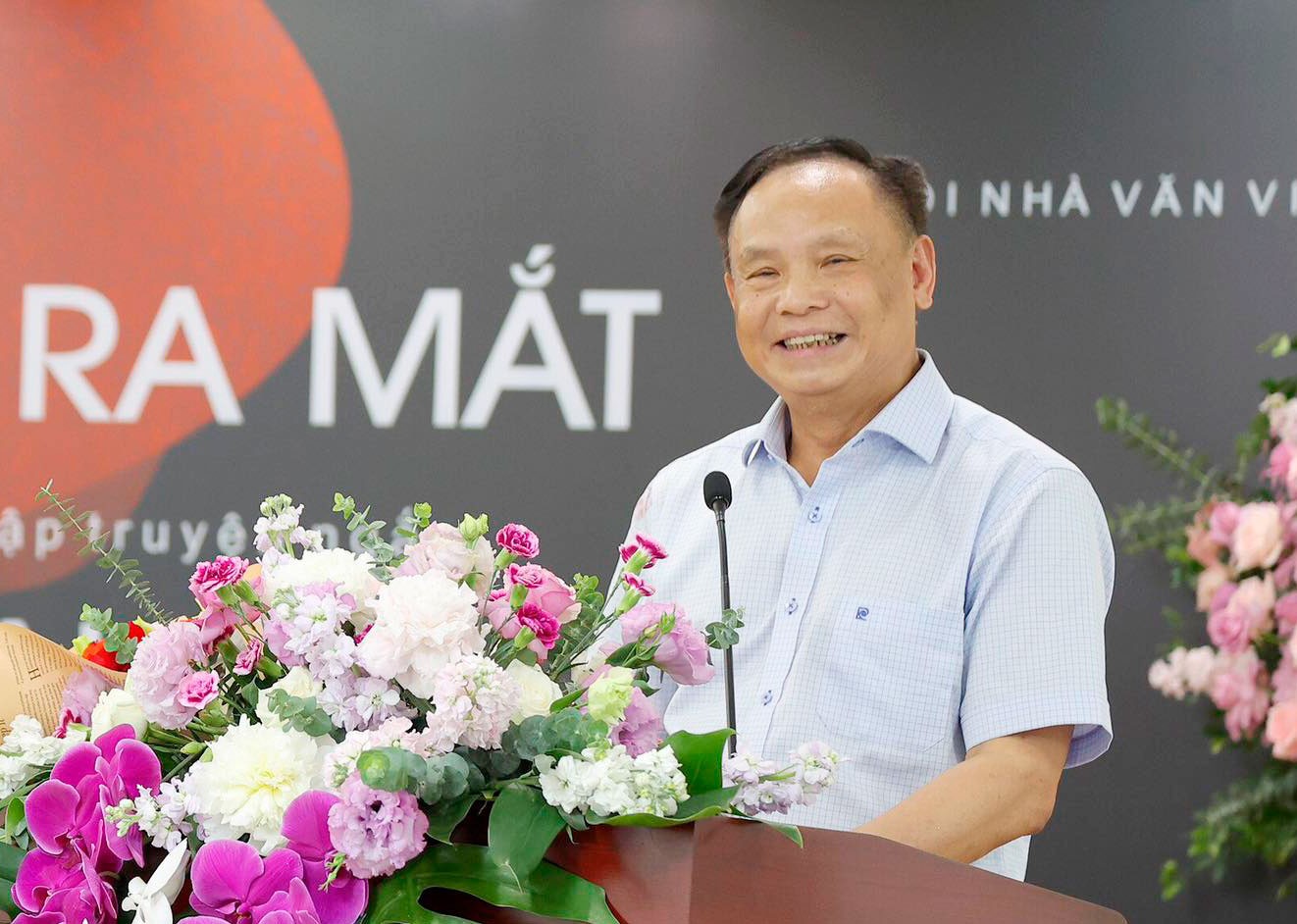 “Dưới tán hoa siren” - Cuộc sống đa sắc màu của người Việt ở Nga “Dưới tán hoa siren” - Cuộc sống đa sắc màu của người Việt ở Nga