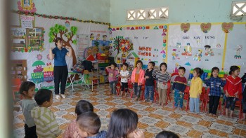 Cô giáo vùng cao nhường thức ăn cho trò nhỏ