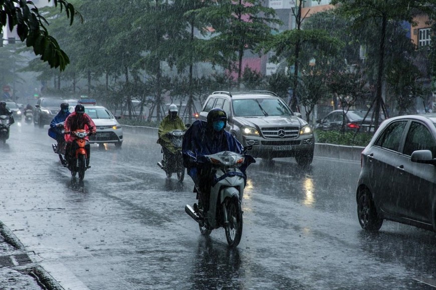 mưa dông, cảnh báo mưa lớn cục bộ, lốc, sét, mưa đá, gió giật mạnh ở khu vực Bắc Bộ, Trung Bộ và Tây Nguyên.
