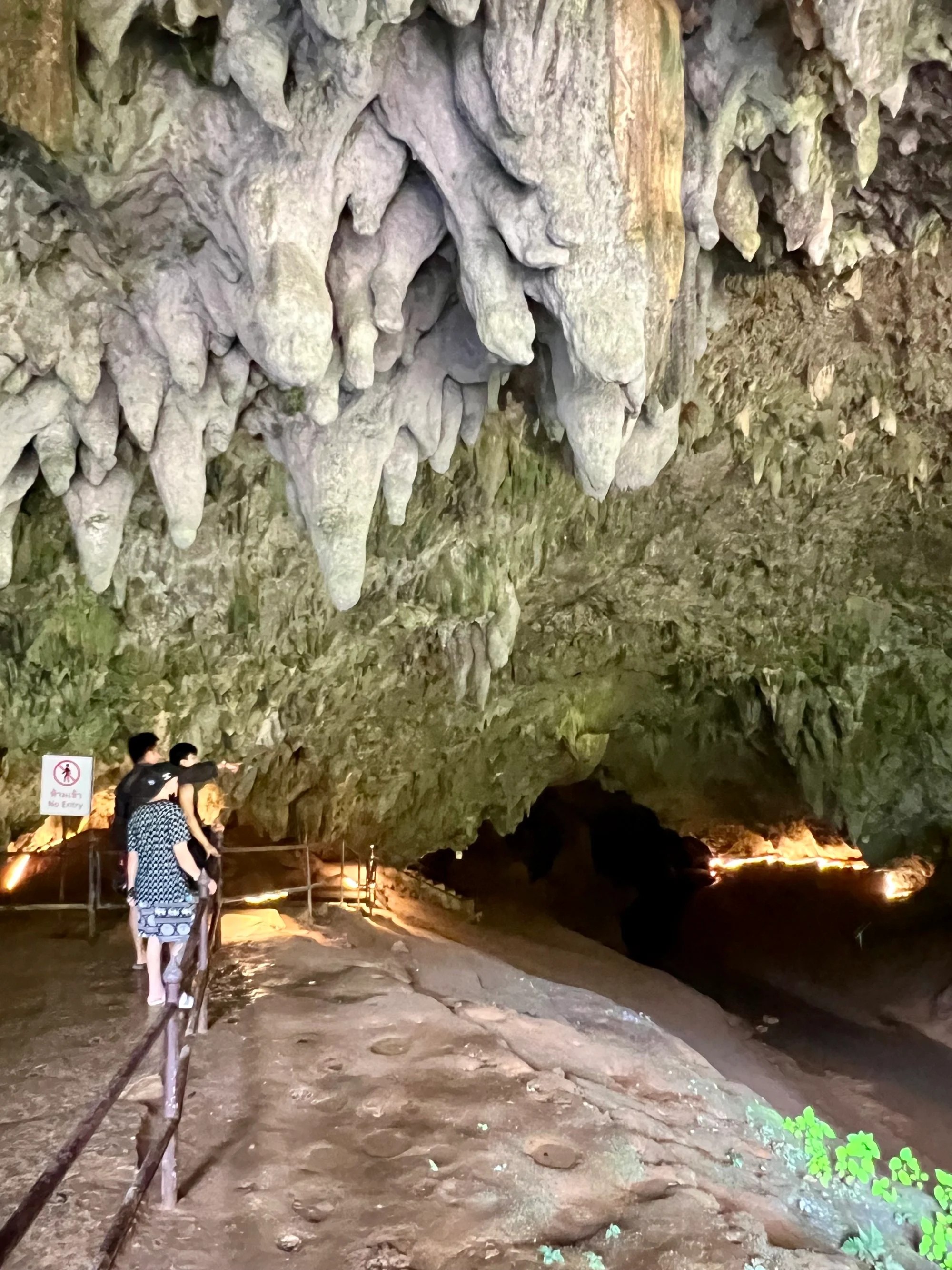Hang Tham Luang (Thái Lan), nơi đội bóng thiếu niên Thái Lan  từng mắc kẹt, thu hút nhiều khách du lịch. (Ảnh: Getty Images)