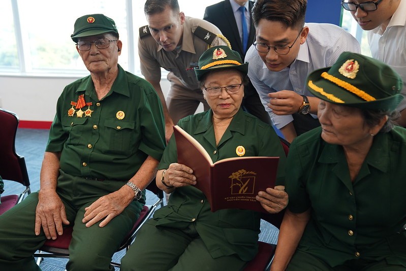 đồng đội và gia đình của các liệt sĩ dự lễ trao trả kỷ vật