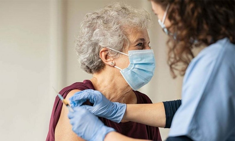 Một người cao tuổi được tiêm vaccine Covid-19. Ảnh: NCOA