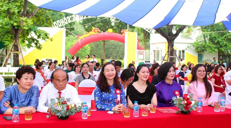 Lãnh đạo, giáo viên Nhà trường và các đại biểu, chuyên gia giáo dục tại lễ kỉ niệm