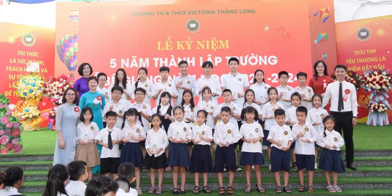 Lãnh đạo, giáo viên Nhà trường và các đại biểu, chuyên gia giáo dục tại lễ kỉ niệm