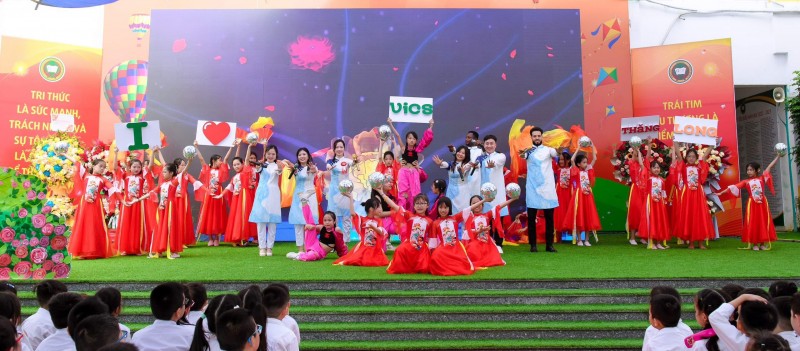 Tiết mục biểu diễn văn nghệ tại lễ kỉ niệm.