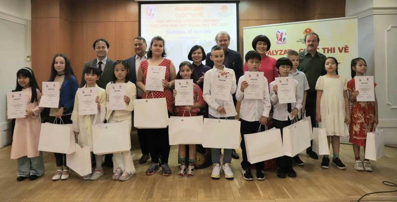 2 học sinh Hungary đạt giải tại cuộc thi vẽ tranh về Việt Nam