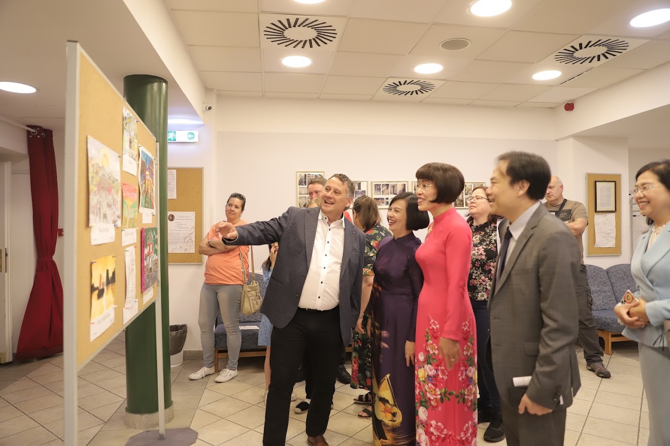2 học sinh Hungary đạt giải tại cuộc thi vẽ tranh về Việt Nam