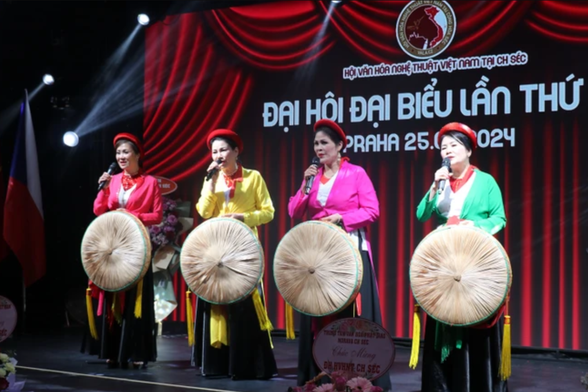 Tiết mục biểu diễn hát quan họ tại Đại hội. (Ảnh: TTXVN)