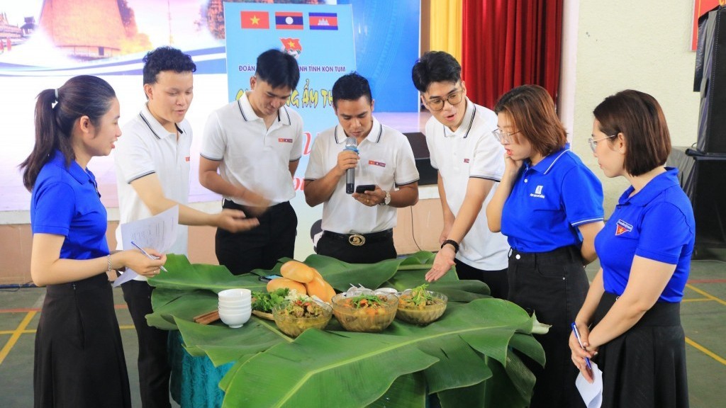 Sinh viên Việt Nam - Lào - Campuchia tại Kon Tum giao lưu hoạt động ngoại khóa