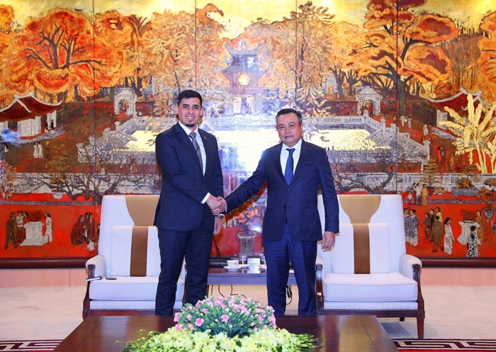 Chủ tịch UBND thành phố Hà Nội Trần Sỹ Thanh tiếp Đại sứ Juan Carlos Fernandes Juárez. (Ảnh: 