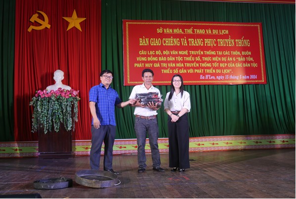 Đắk Lắk bàn giao 15 bộ chiêng và 77 bộ trang phục truyền thống cho vùng đồng bào DTTS
