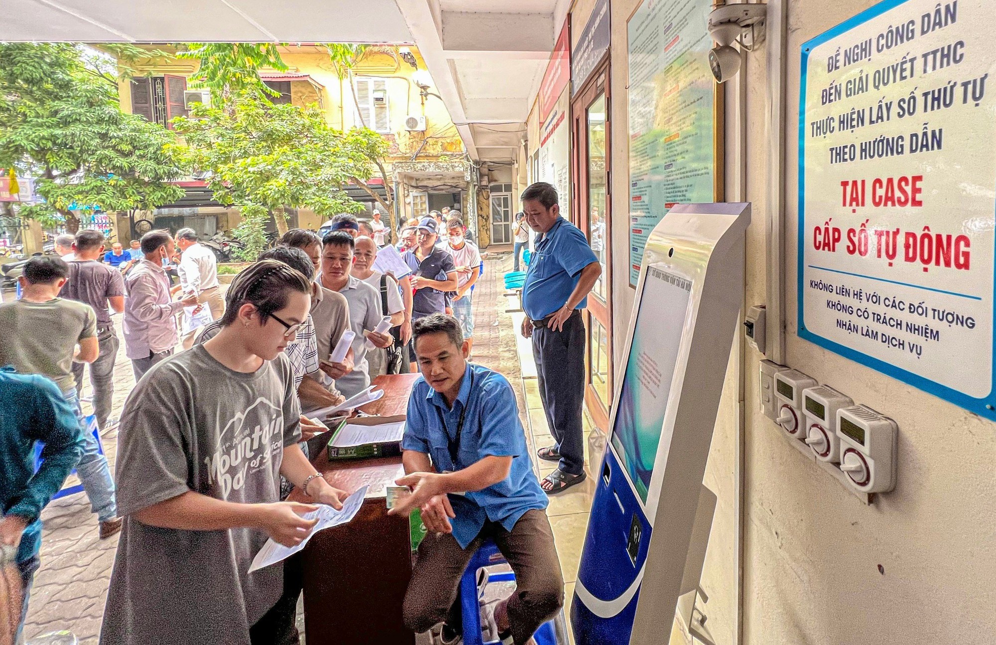Người dân ùn ùn đổi GPLX từ đầu tháng 10 đến nay tại địa điểm của Sở GTVT ở Cao Bá Quát (Ba Đình, Hà Nội) (Ảnh: Lê Tươi) 