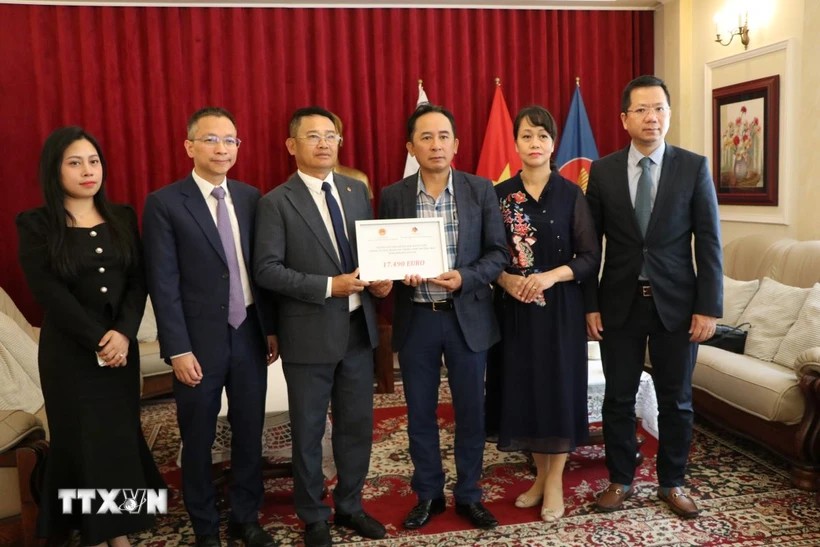 &apos;Trong khó khăn hoạn nạn càng thấy ấm áp tình đồng bào&apos;