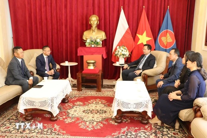&apos;Trong khó khăn hoạn nạn càng thấy ấm áp tình đồng bào&apos;