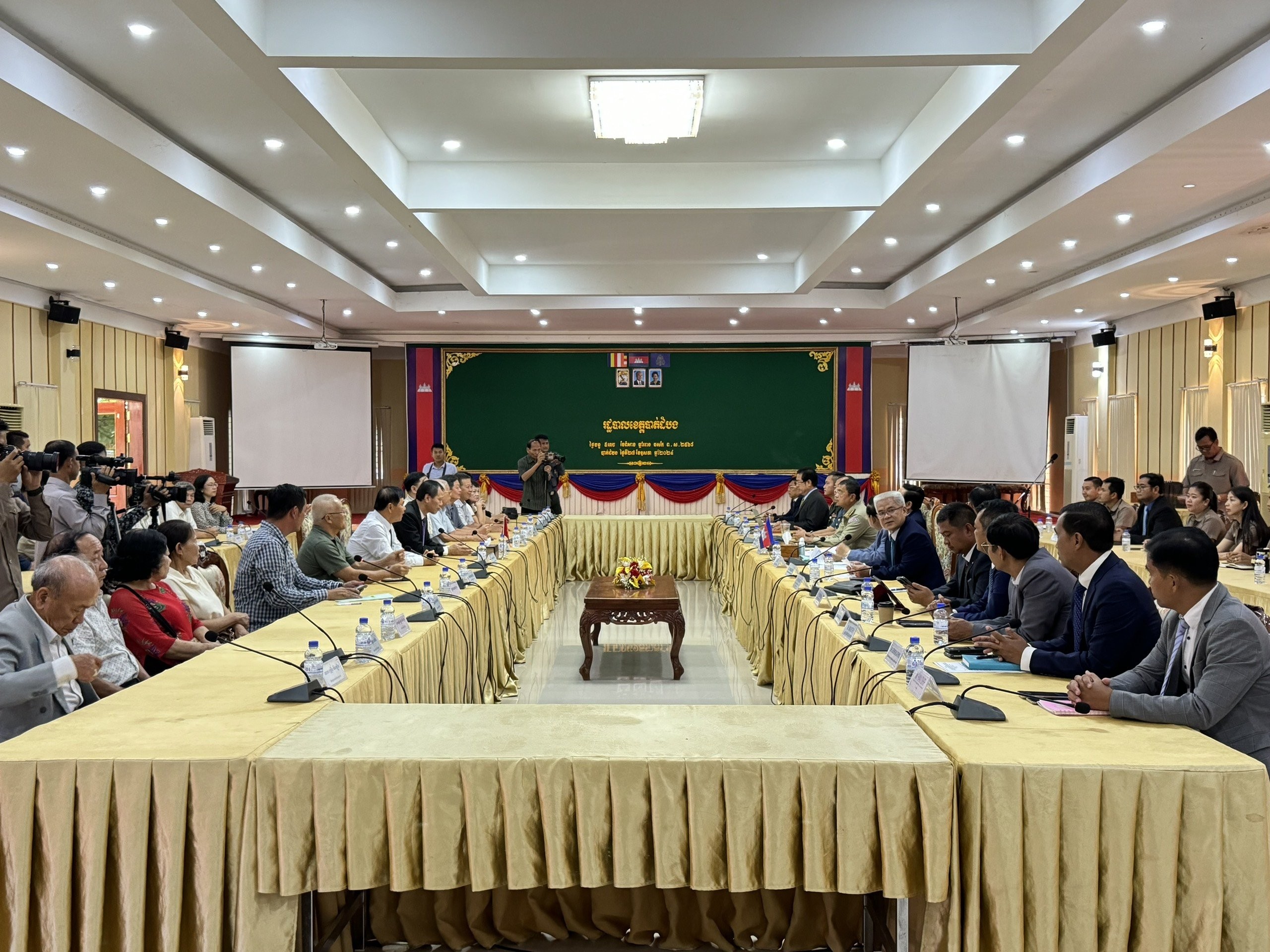 Đoàn cựu cán bộ, chuyên gia Việt Nam tỉnh Quảng Nam thăm tỉnh Battambang (Campuchia)