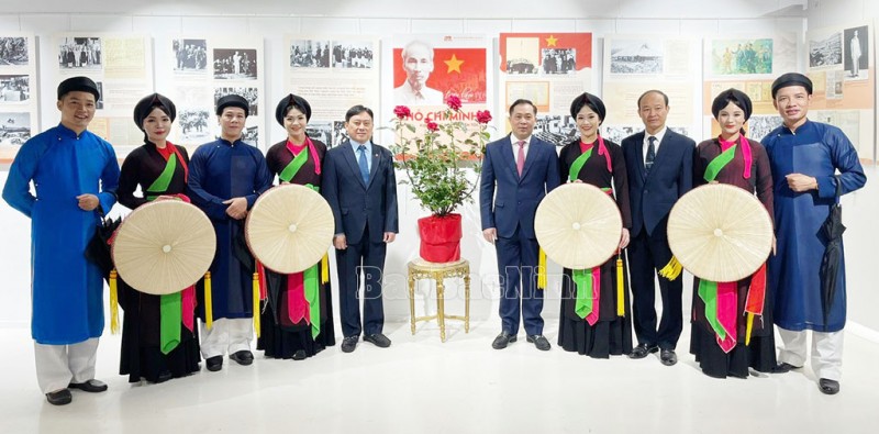 Những hình ảnh ấn tượng trong “Đêm Văn hoá Bắc Ninh - Kinh Bắc” tại Pháp “Đêm Văn hóa Bắc Ninh Kinh Bắc” đầy màu sắc tại Paris
