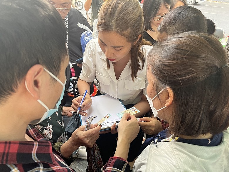 Đông nghịt người dân xếp hàng mua vàng, ngân hàng thông báo hết vàng sớm