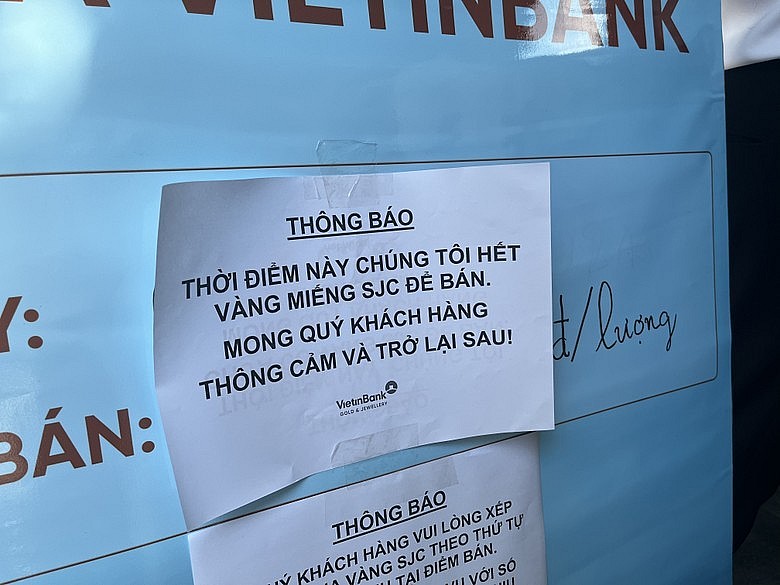 Đông nghịt người dân xếp hàng mua vàng, ngân hàng thông báo hết vàng sớm