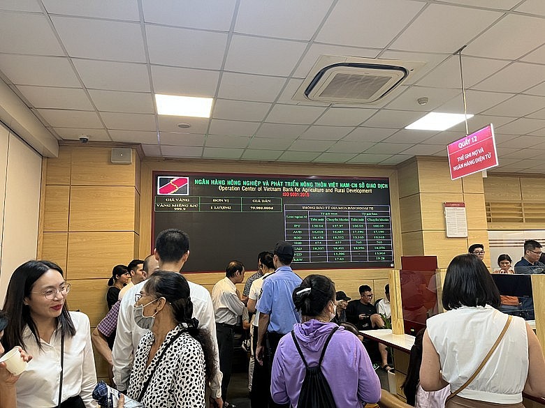 Đông nghịt người dân xếp hàng mua vàng, ngân hàng thông báo hết vàng sớm