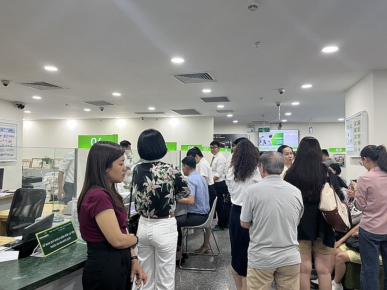 Đông nghịt người dân xếp hàng mua vàng, ngân hàng thông báo hết vàng sớm