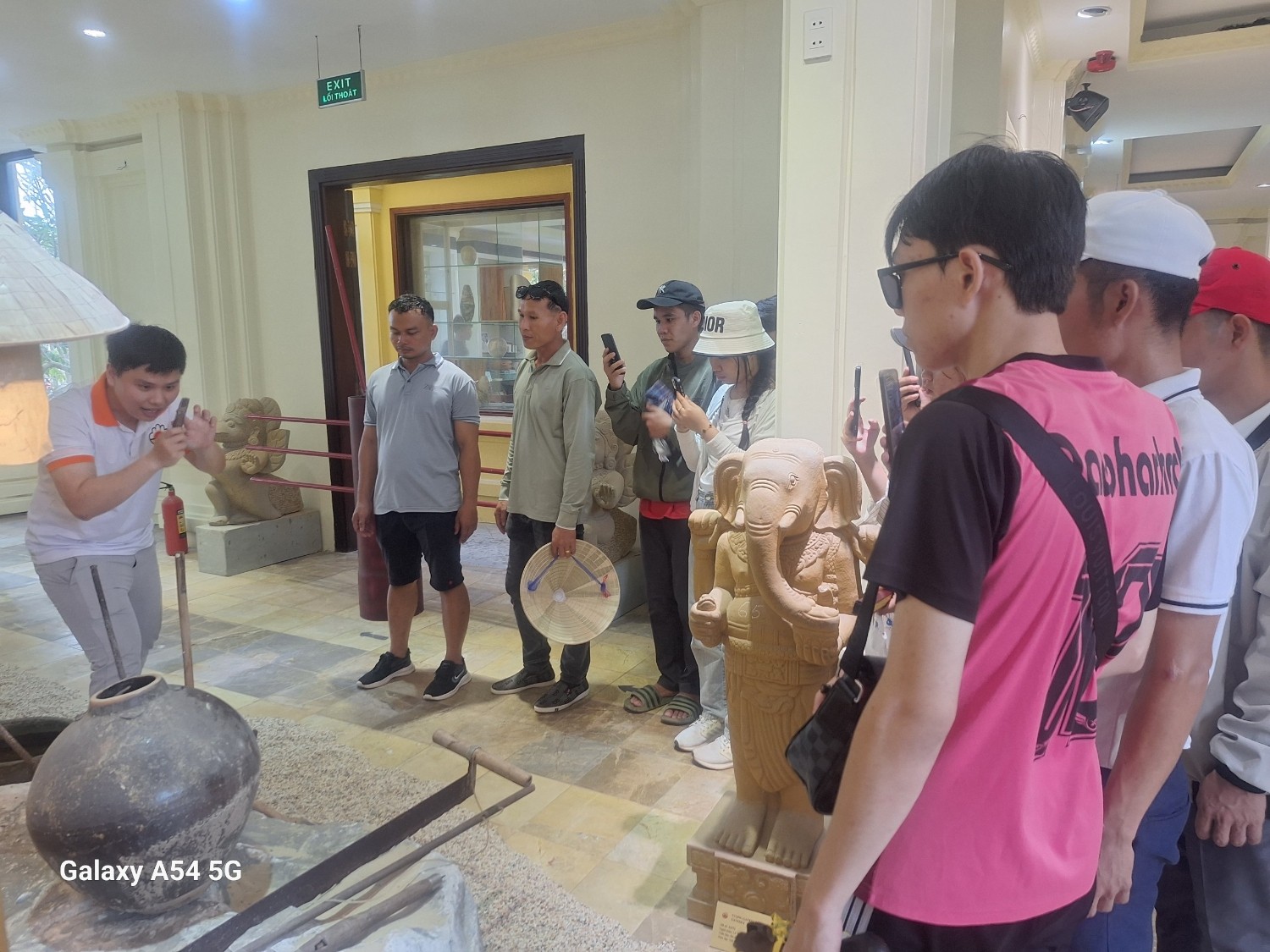 Các lưu học sinh Lào trường Đại học Sư phạm - Đại học Đà Nẵng nghe hướng dẫn viên thuyết minh bằng tiếng Việt khi tham quan bảo tàng. (Ảnh: ued.udn.vn)