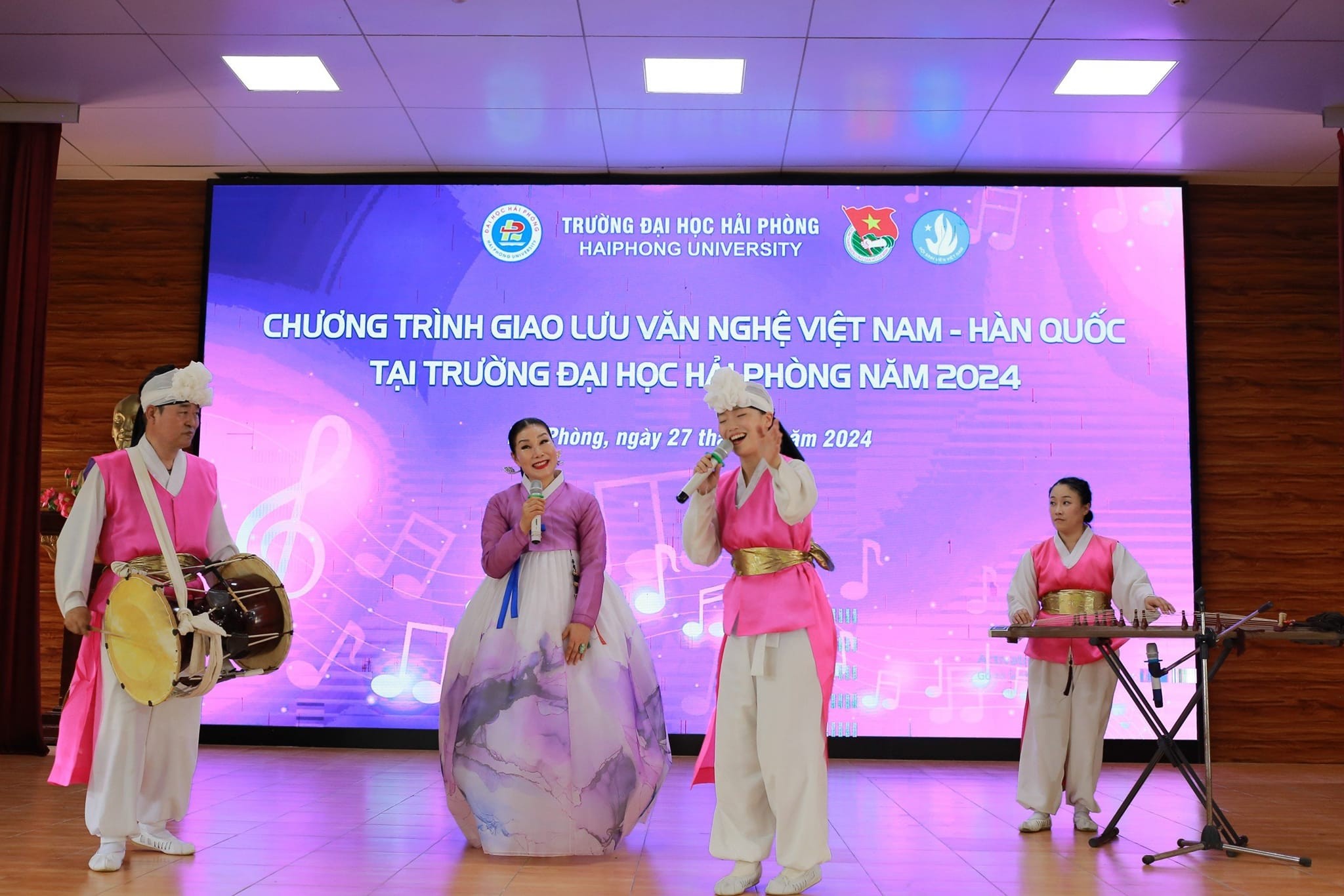 Các nghệ sĩ thuộc Hiệp hội Bảo tồn nghệ thuật  Chuncheon Duturu Nongak, Hàn Quốc biểu diễn tại Trường Đại học Hải Phòng. (Ảnh: dhhp.edu.vn)