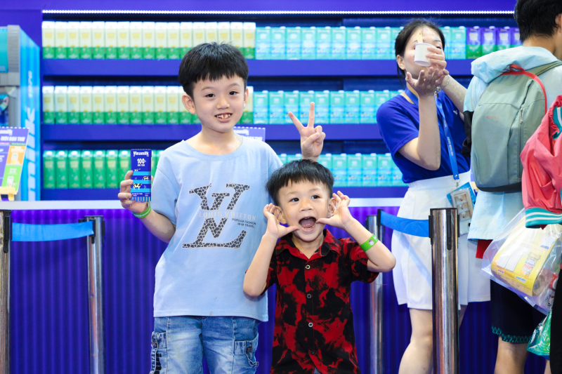 Các em nhỏ được uống sữa thỏa thích, tham gia sân chơi miễn phí và các hoạt động đổi vỏ hộp sữa lấy quà, check-in góp cây cho rừng nhân ngày 1/6.