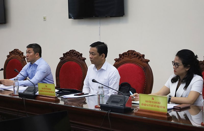 Các thành viên đoàn công tác Liên hiệp các tổ chức hữu nghị Việt Nam tại buổi làm việc.