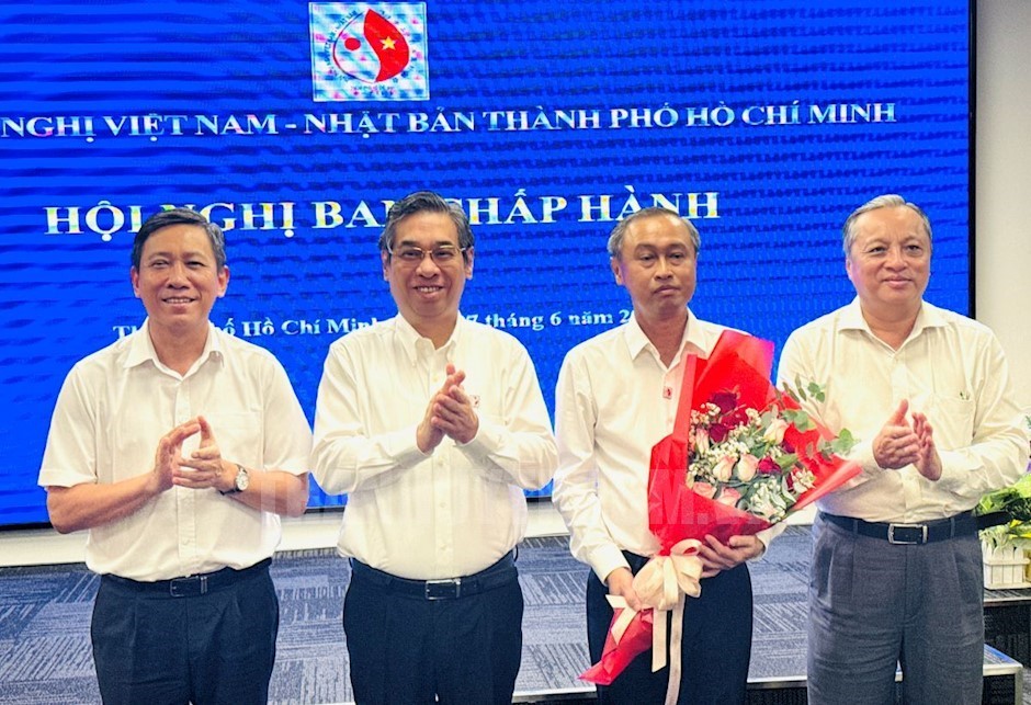 Đồng chí Nguyễn Phước Lộc, đồng chí Trần Xuân Điền và đồng chí Đỗ Việt Hà tặng hoa chúc mừng đồng chí Huỳnh Thanh Nhân