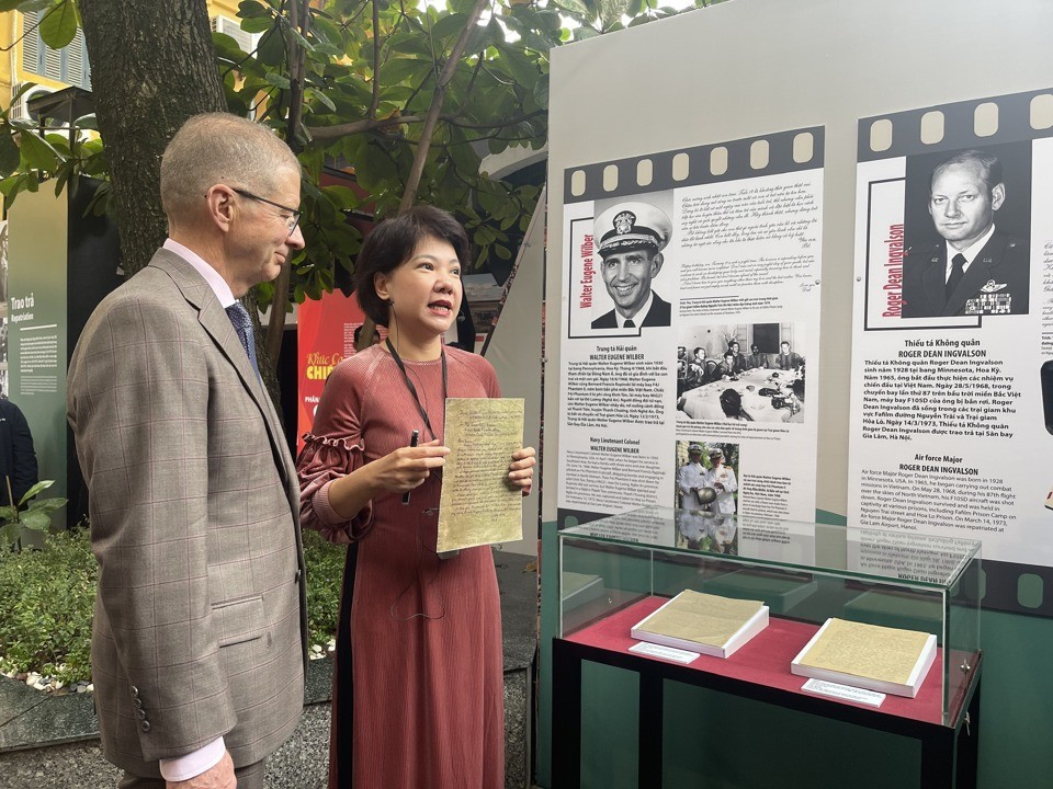 Ông Thomas Eugene Wilber, con trai Trung tá hải quân Walter Eugene Wilber tại lễ khai mạc trưng bày “Thang âm cuộc chiến” vào tháng 12/2023. (Ảnh: Kinh tế & Đô thị)