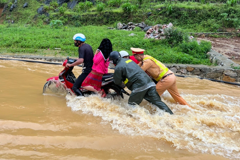 CSGT Hà Giang giúp 400 du khách nước ngoài vượt đường ngập lũ Cảnh sát giao thông Hà Giang giúp 400 du khách nước ngoài vượt đường ngập lũ