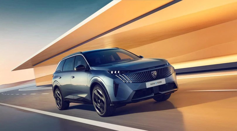 Ngoại thất của Peugeot E-5008 2025 áp dụng ngôn ngữ thiết kế tiên tiến của Peugeot với đèn pha thanh mảnh hơn và dải đèn chạy ban ngày gồm ba nan đèn LED bao quanh lưới tản nhiệt. E-5008 được trang bị tiêu chuẩn đèn pha công nghệ Pixel LED.
