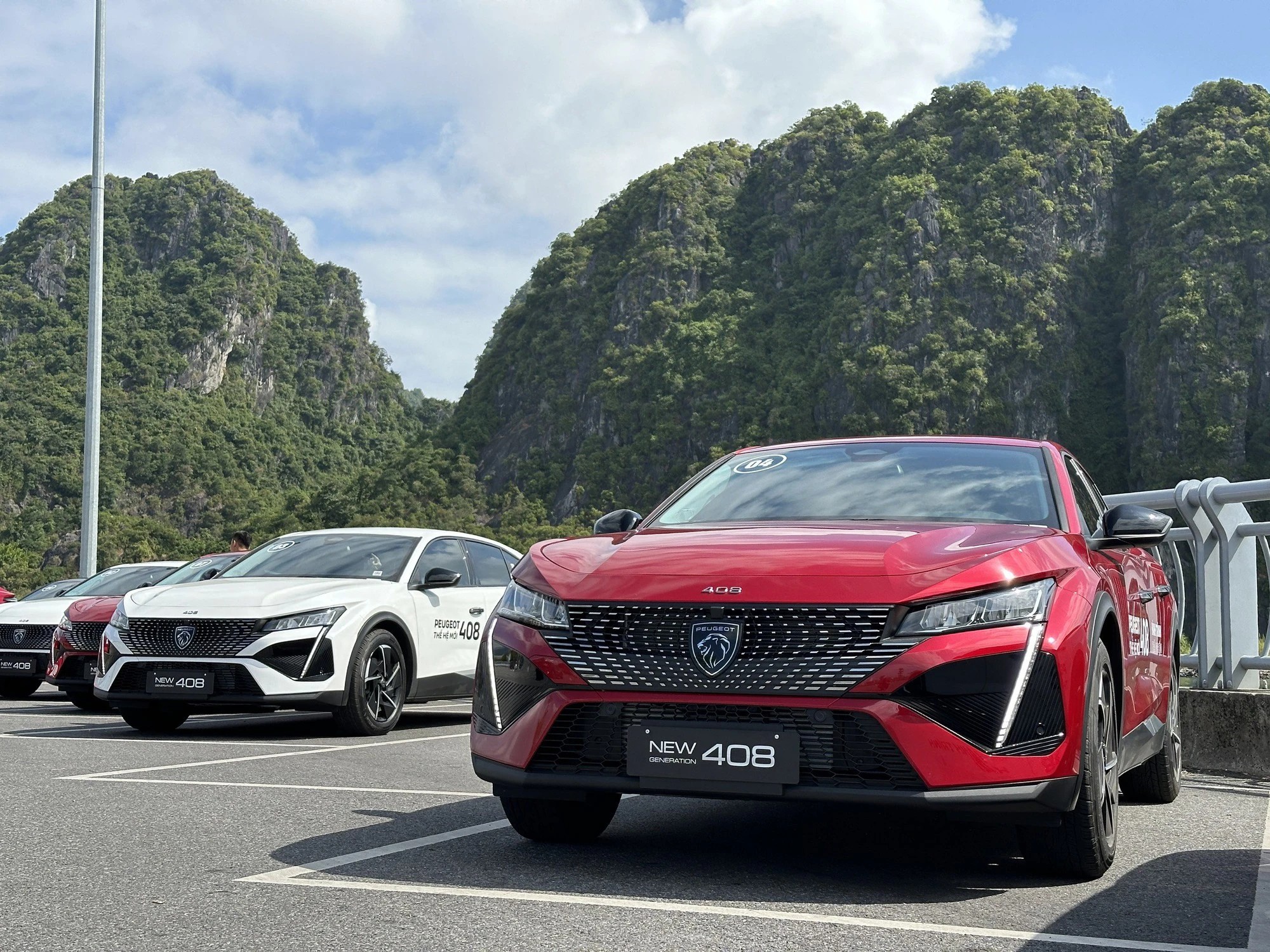 Peugeot 408 đem tới cho người dùng ngoại hình bắt mắt cùng với khả năng vận hành ấn tượng.