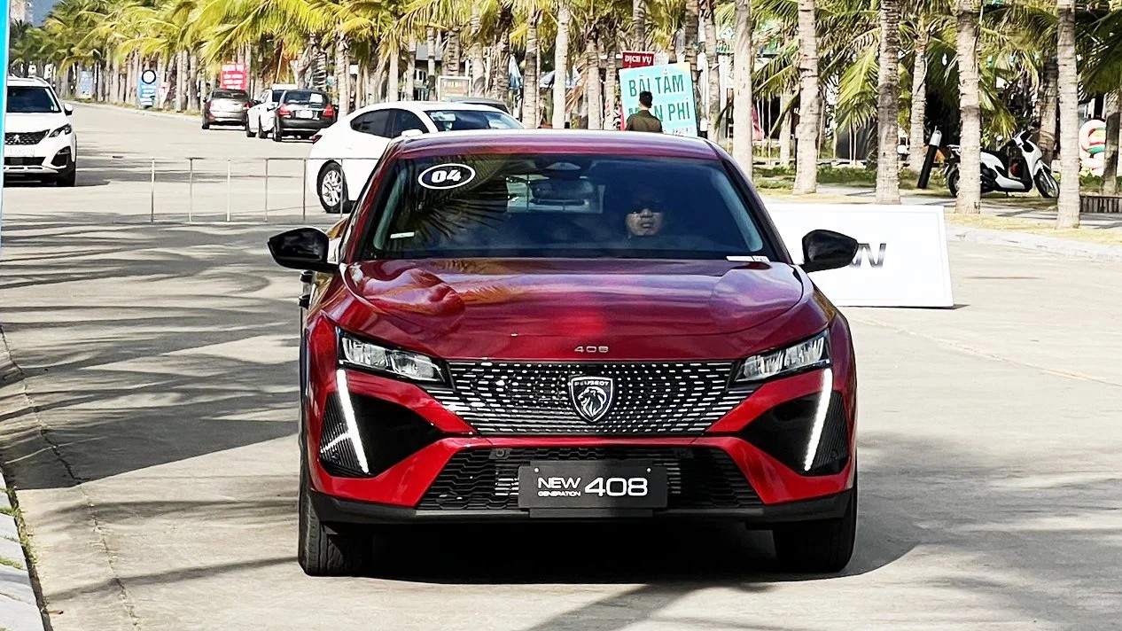 Đầu xe với thiết kế nanh hổ đặc trưng đậm chất thể thao, khỏe khoắn.