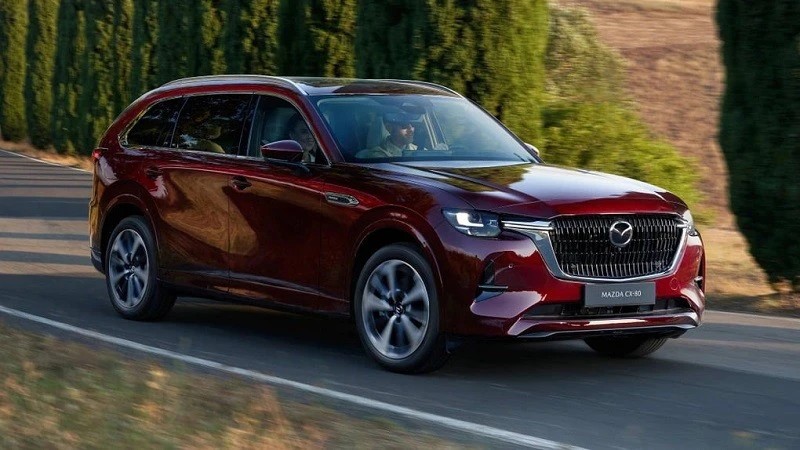 Tổng thể thiết kế của Mazda CX-80 khá giống với CX-60, đặc biệt ở phần đầu xe. Tuy nhiên, CX-80 có chiều dài cơ sở nhỉnh hơn cũng như phần đuôi xe được kéo dài hơn, khiến nó giống với CX-70 và CX-90 hơn.