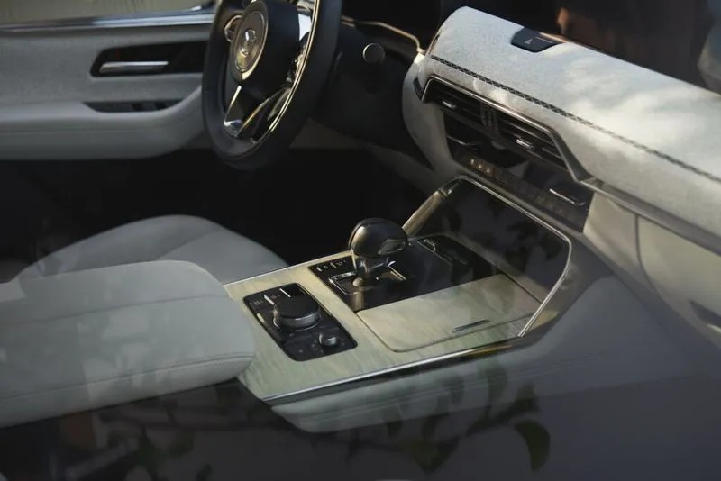 Những trang bị đáng chú ý trên xe gồm: trợ lý ảo Alexa, hệ thống dẫn đường kết hợp cả dịch vụ online và offline. Mazda CX-80 được trang bị gói an toàn i-Activsense ADAS, với mục tiêu sẽ đạt xếp hạng an toàn Euro NCAP 5 sao.