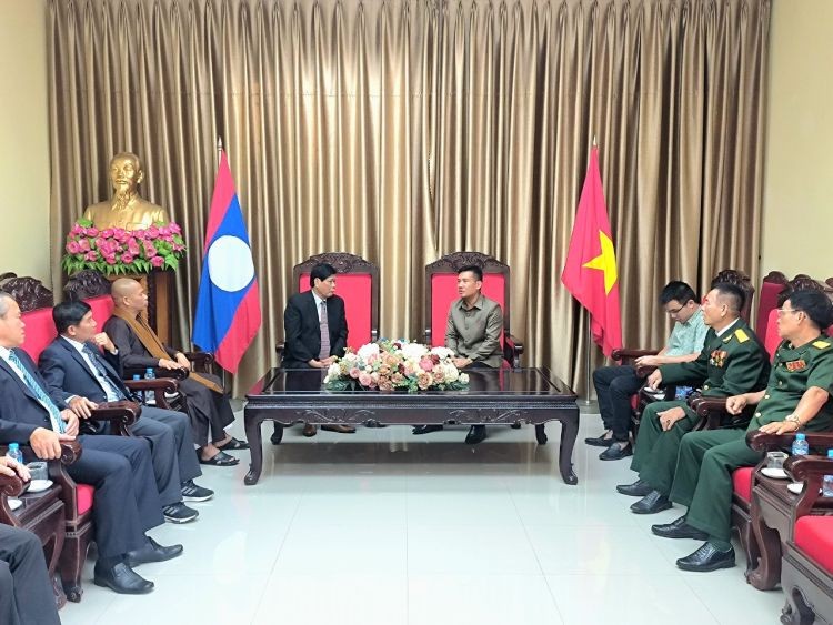 Đoàn Hội hữu nghị Việt Nam - Lào tỉnh Lâm Đồng trao đổi Tổng Lãnh sự Việt Nam tại Pakse Nguyễn Văn Trung. (Ảnh: Tổng lãnh sự quán Việt Nam tại Pakse)