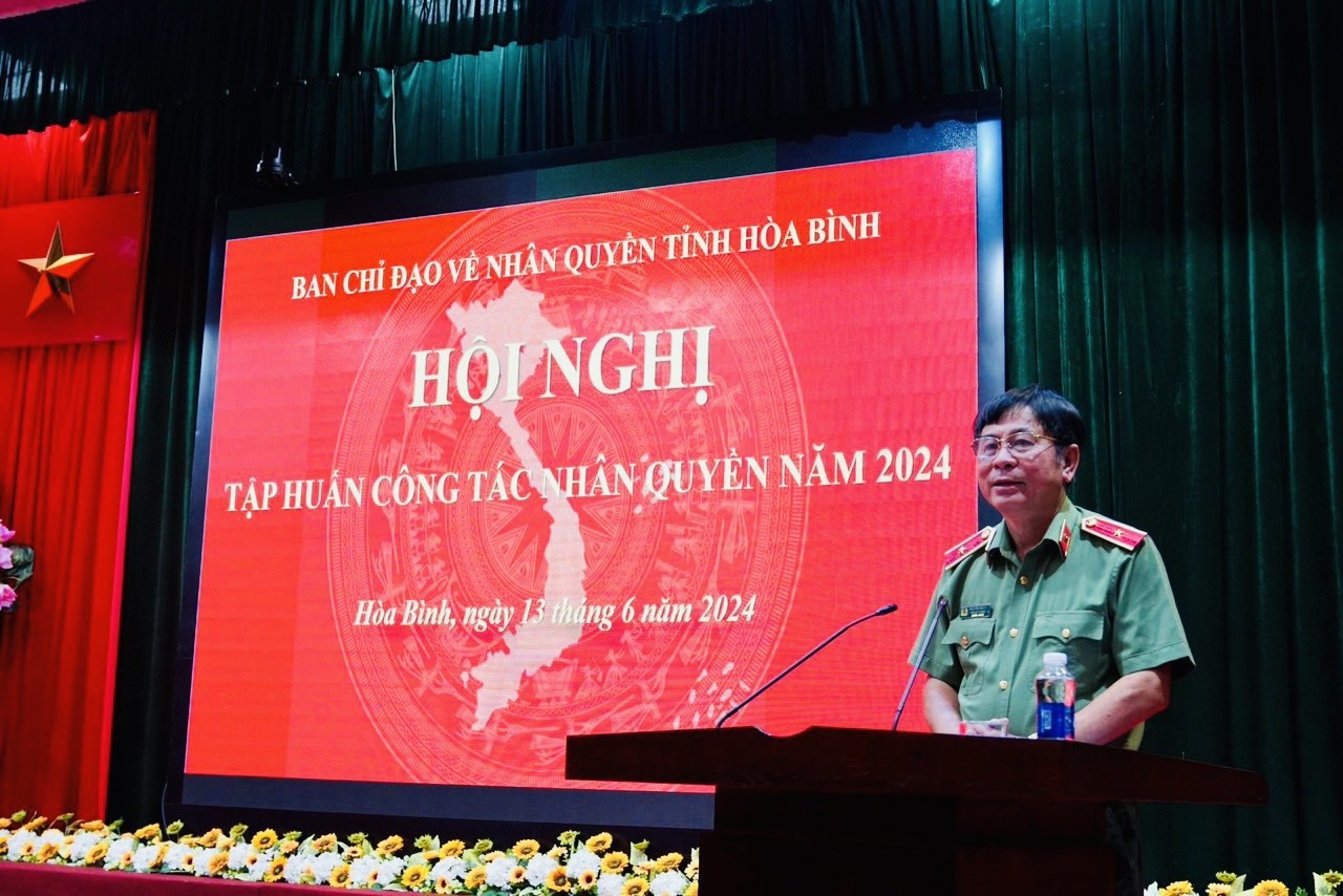 Thiếu tướng Nguyễn Văn Kỷ, Phó Chánh văn phòng Thường trực Ban chỉ đạo Nhân quyền Chính phủ phát biểu tại Hội nghị.