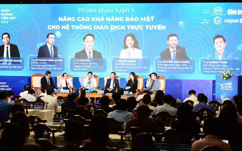 99% doanh nghiệp giao dịch nộp thuế điện tử, ngành thuế thanh lý hết xe chở tiền