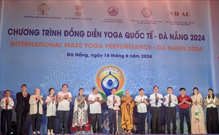 Các đại biểu thực hiện nghi thức thắp đèn khai mạc chương trình