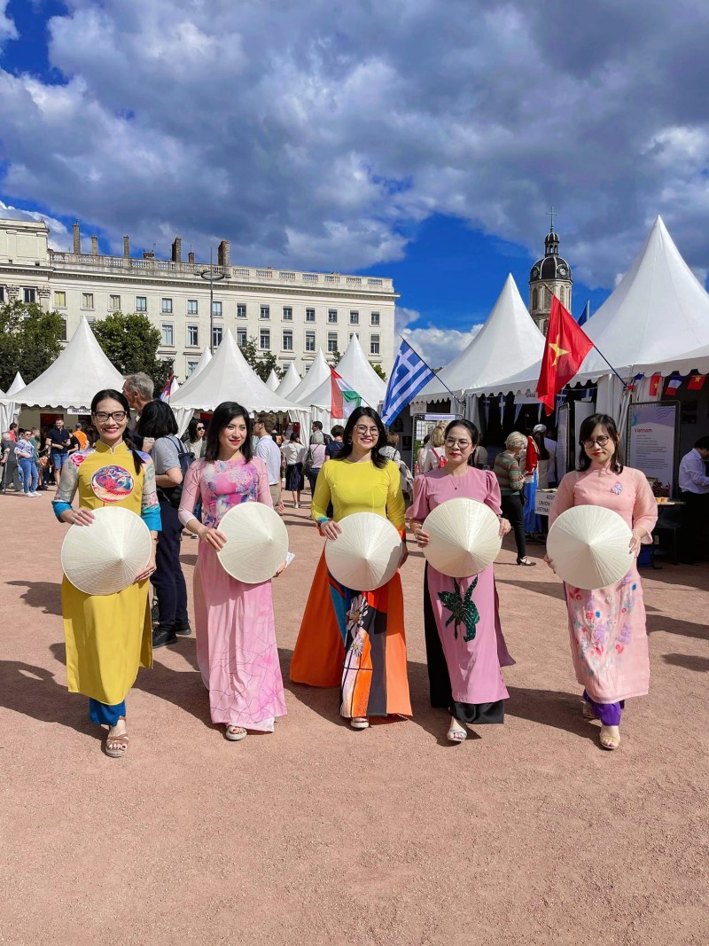 Văn hóa, du lịch Việt Nam gây ấn tượng tại Ngày hội Lãnh sự Lyon 2024 Văn hóa, du lịch Việt Nam gây ấn tượng tại Ngày hội Lãnh sự Lyon 2024