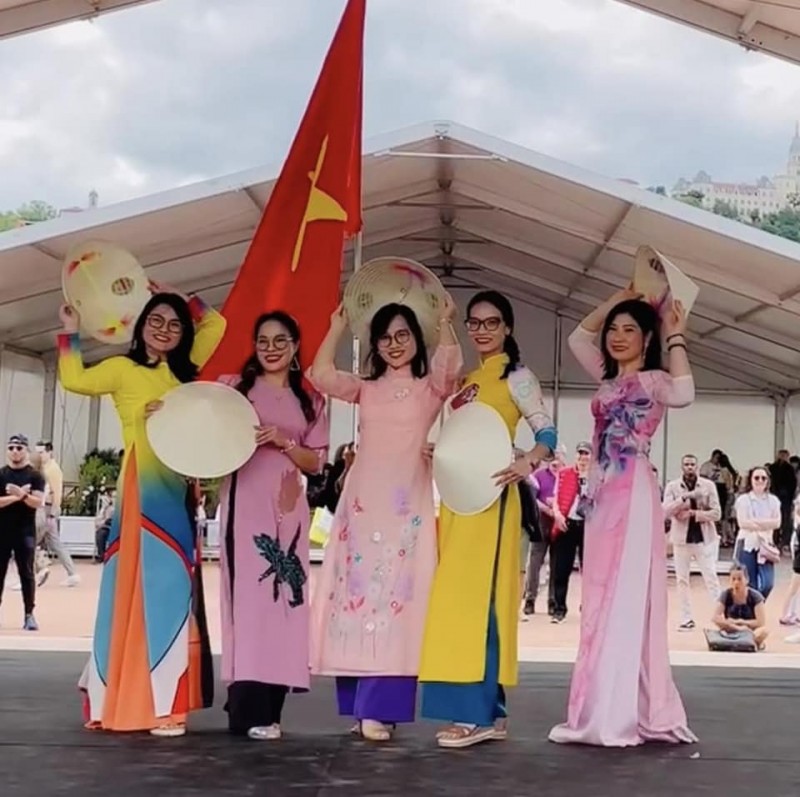 Màn trình diễn áo dài Việt Nam tại sân khấu chính của lễ hội. Màn trình diễn áo dài Việt Nam tại sân khấu chính của lễ hội.