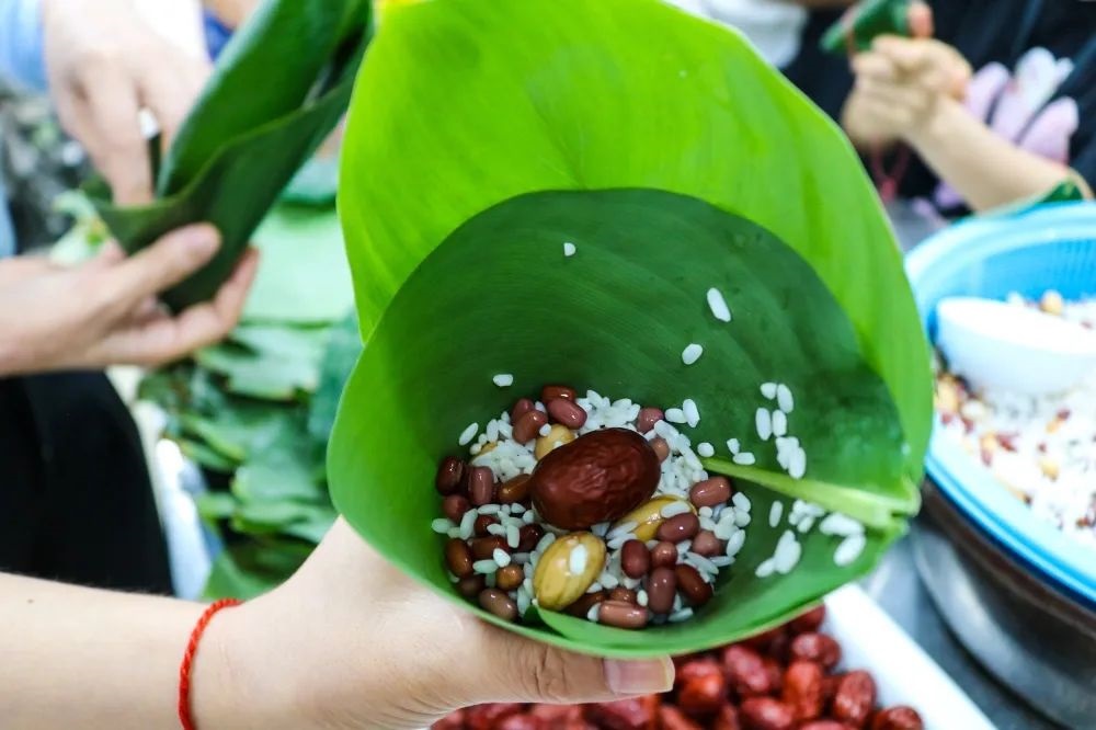 Một bánh chưng nhỏ kế thừa tình hữu nghị Trung-Việt