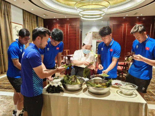 Một bánh chưng nhỏ kế thừa tình hữu nghị Trung-Việt