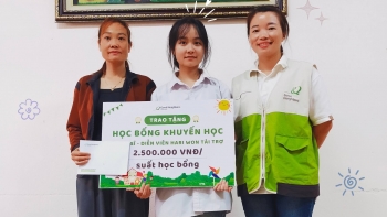 GNI trao học bổng do ca sĩ, diễn viên Hari Won tài trợ cho 20 học sinh