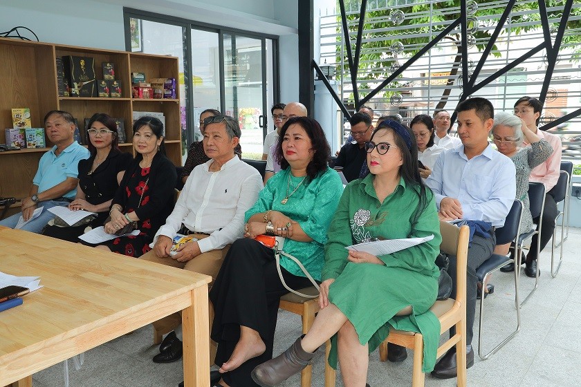 đại biểu người Việt Nam ở nước ngoài thăm cán bộ, chiến sĩ Vùng 5 Hải quân với chủ đề: “Hành trình kiều bào với biển đảo quê hương”.