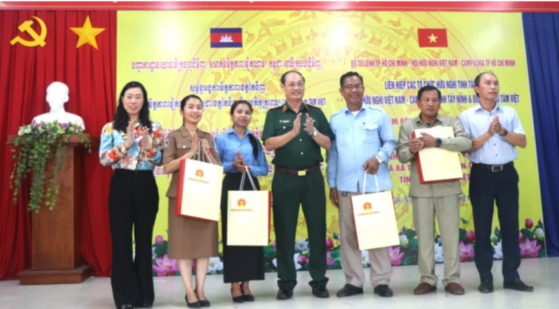 Tình cảm đặc biệt của người dân biên giới Việt Nam - Campuchia