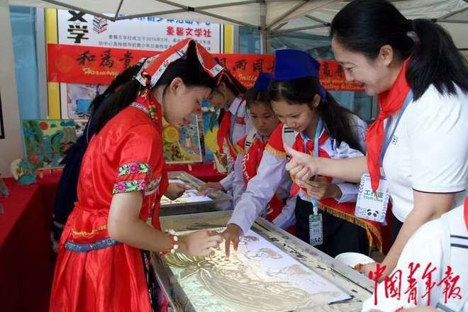 “Khăn quàng đỏ” hữu nghị